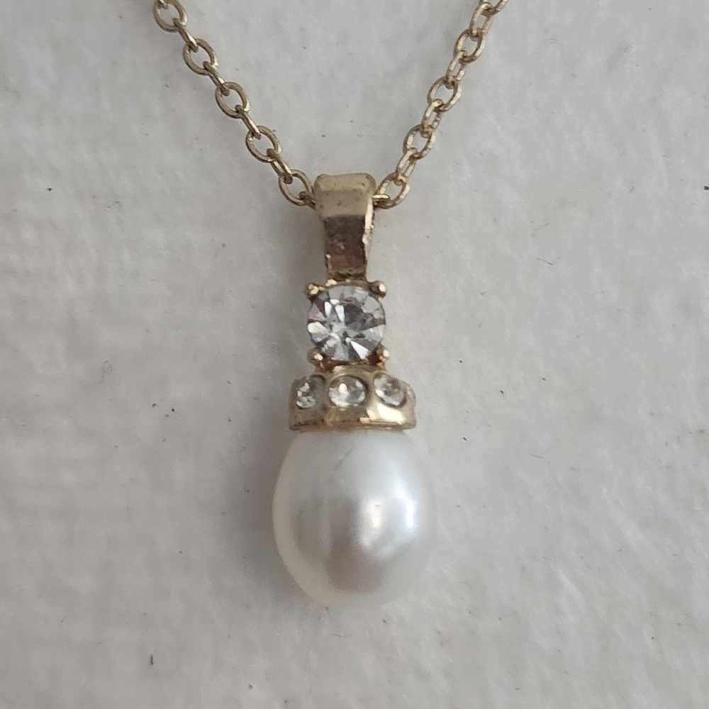 Gold Pearl Pendant Necklace - Picture 2 of 3